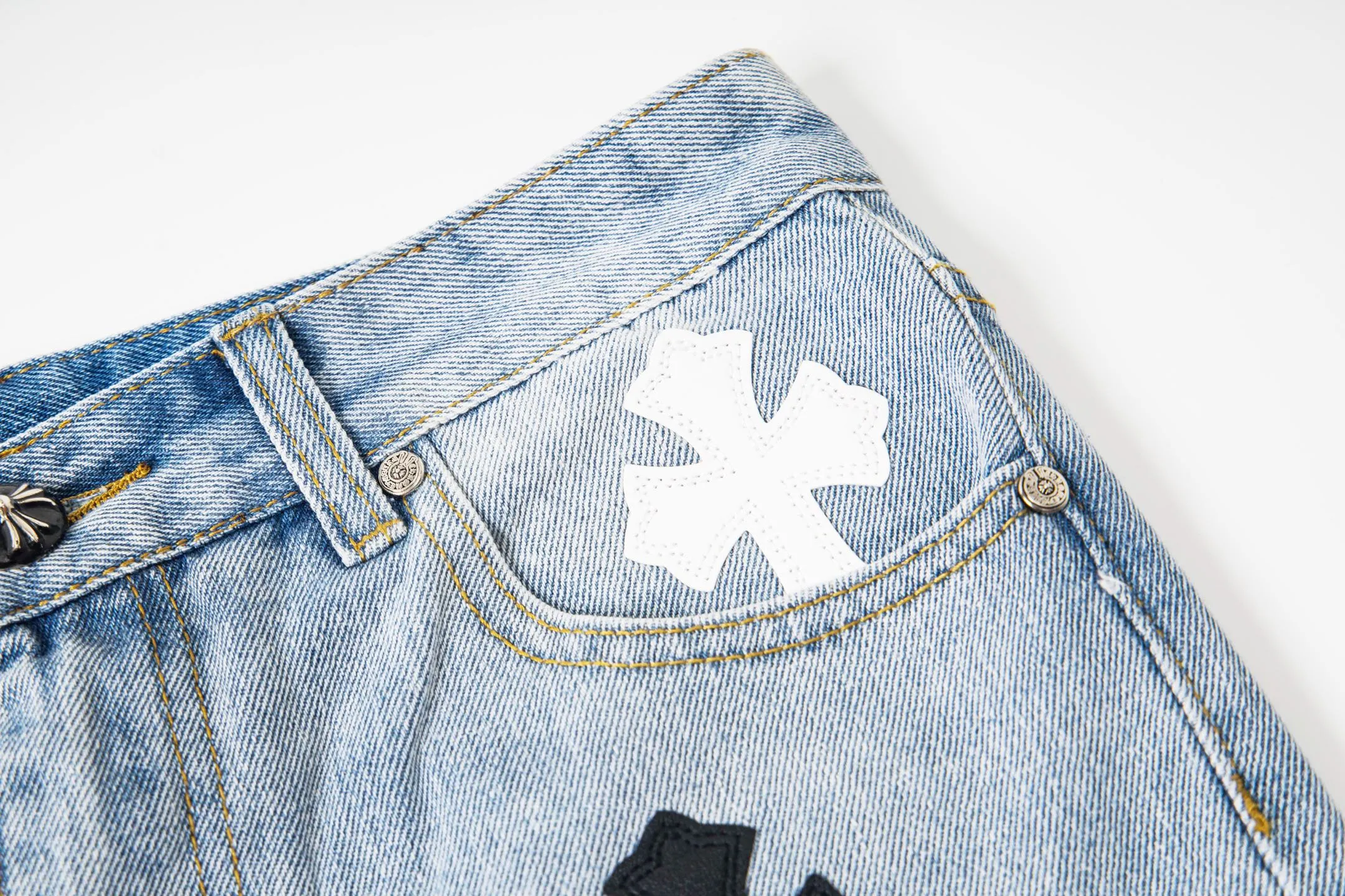 P240 Chrome Hearts light blue, black and white multi-quick leather couple jeans are a hot item this season and are sought after by countless celebrities and fashionistas. The neat details of the cutting process add color to the playful fashion! The neat and meticulous design, and the well-fitting structure is unique. The upper body not only has outstanding recognition, but also looks younger and younger. A style with the ultimate wearing meaning and performance, gorgeous color matching, and the craftsmanship of this style is also extremely extraordinary. After the finished product is washed, it is disassembled and hand-made with sheepskin cross leather and then spliced ​​together to complete. The whole piece has too many craftsmanship to describe. It is decorated with patchwork cross flowers and high-waisted washed jeans! ! Absolutely high-end luxury product, a god-level single product, a super popular product, made by top heavy industry, a magic weapon that cannot be missed. Style number: 1830# Size: 28 30 32 34 36 Color: light blue